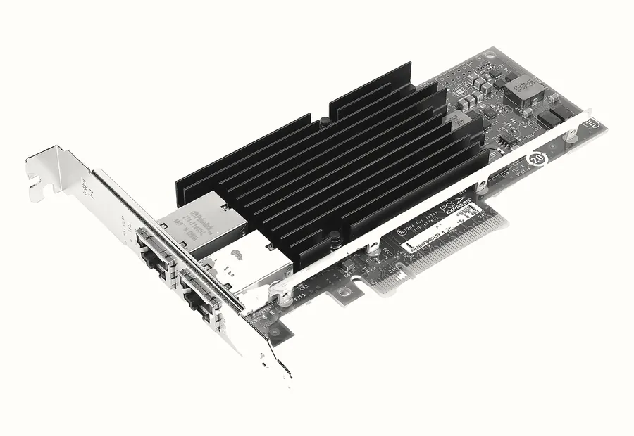 Một card mạng máy chủ có tản nhiệt lớn và hai cổng cắm cáp mạng ở mặt gắn vỏ máy.