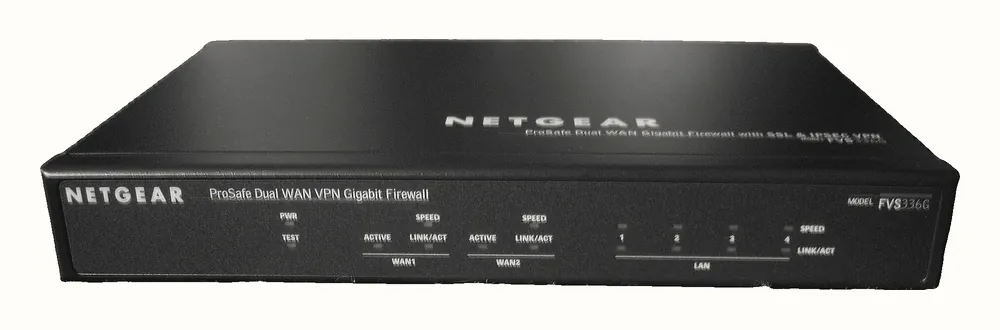Mặt trước một thiết bị firewall Netgear với đèn báo của hai cổng WAN và bốn cổng LAN.