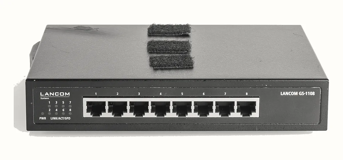 Một switch màu đen, mặt trước có tám cổng cắm cáp mạng xếp một hàng, đánh số từ 1 tới 8.