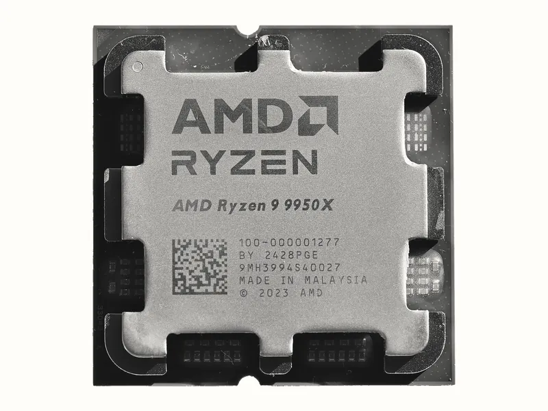 Con chip CPU AMD Ryzen 9 9950X nhìn từ mặt trên.
