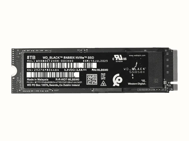 Một ổ SSD NVMe dạng thanh M.2, dán nhãn WD_BLACK SN850X.