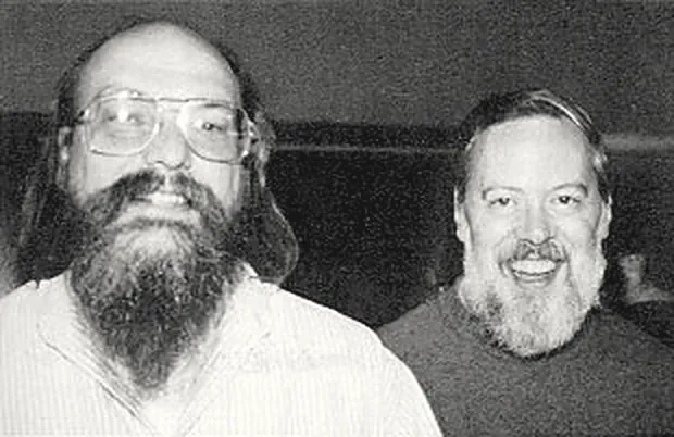 Ảnh đen trắng hai người đàn ông để râu: Ken Thompson bên trái, Dennis Ritchie bên phải.